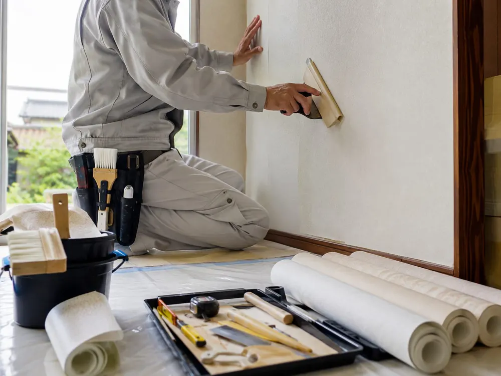 内装工事をする作業員